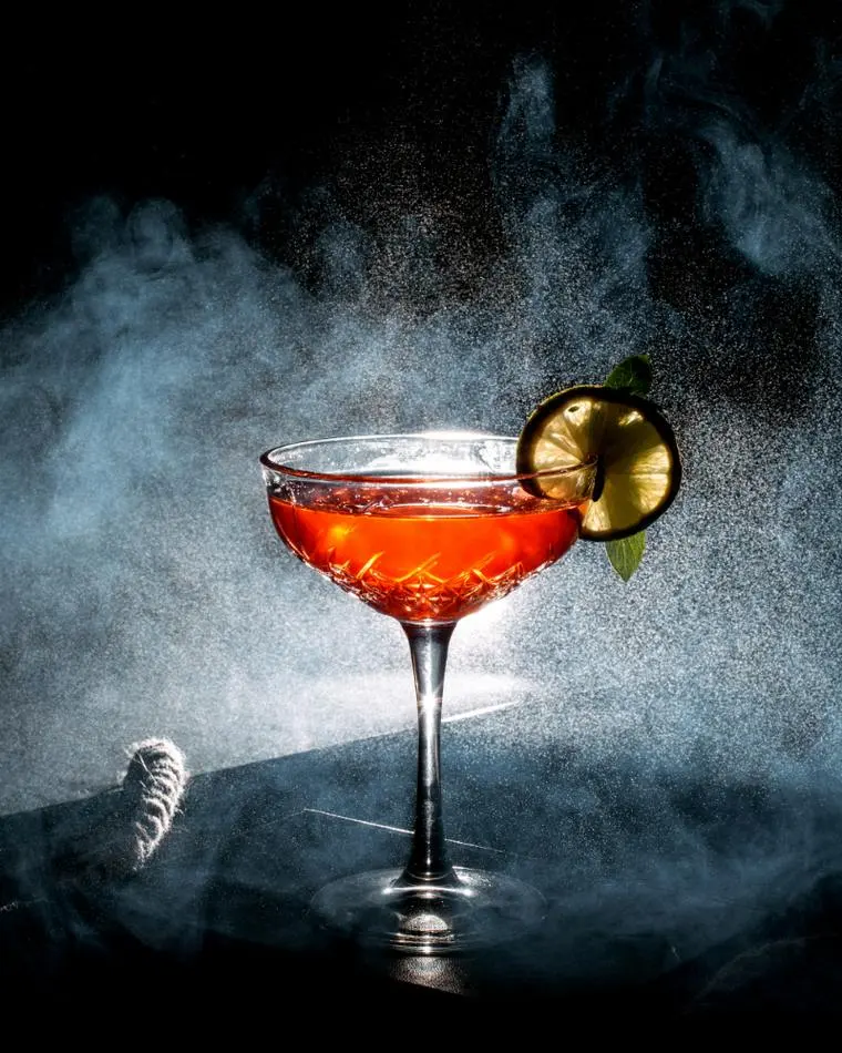 Signature-Cocktail im Rauch