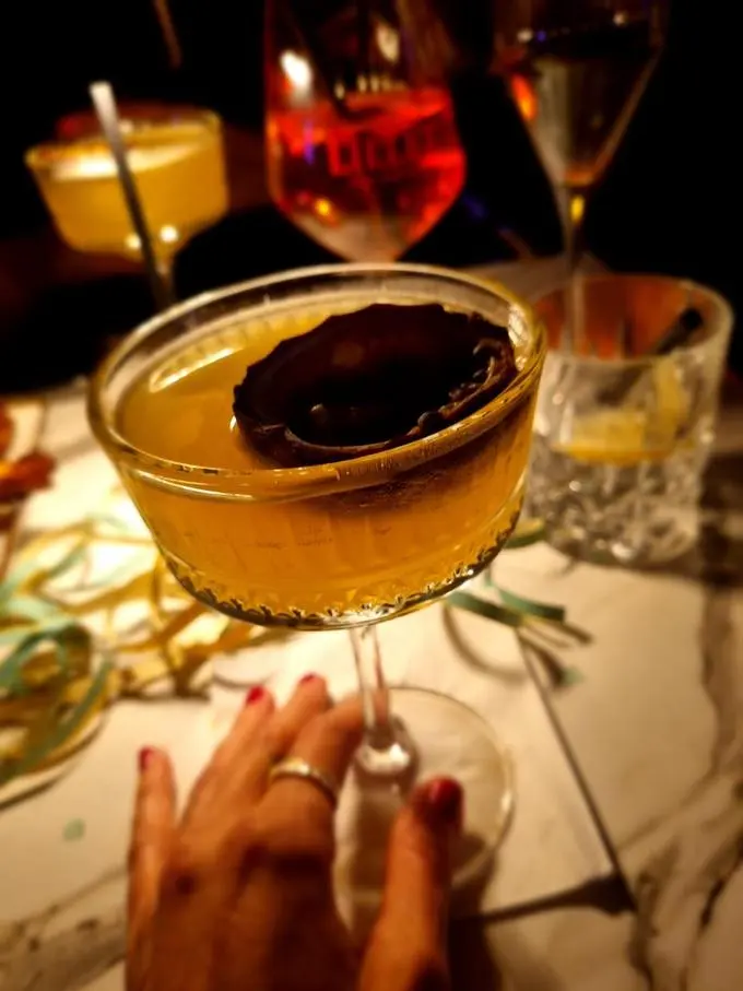 Goldener Cocktail im Kerzenschein