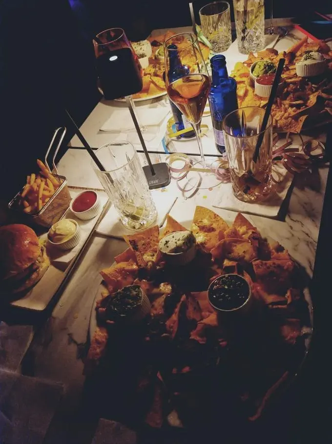 Gedeckter Tisch bei Kerzenlicht